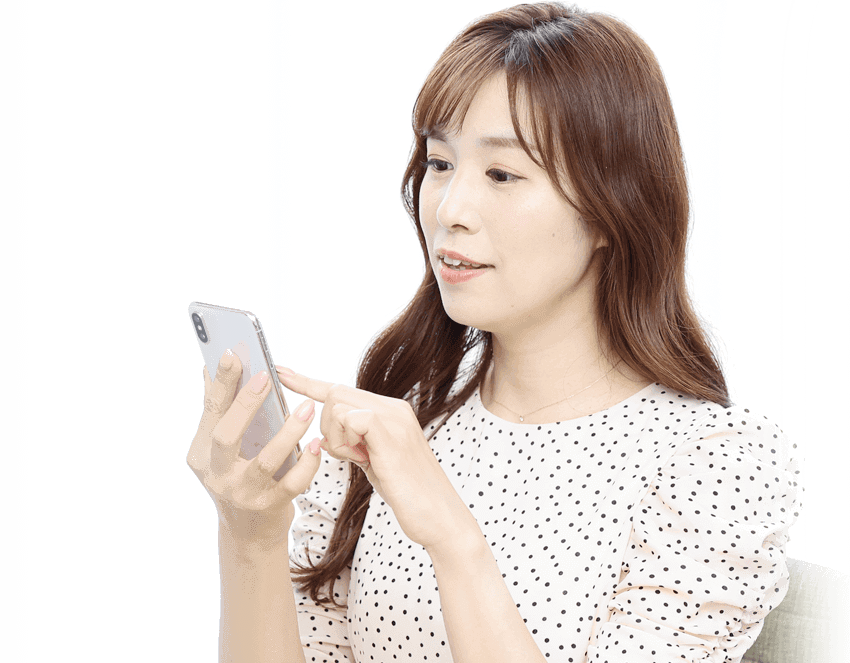 スマートフォンを触っている女性