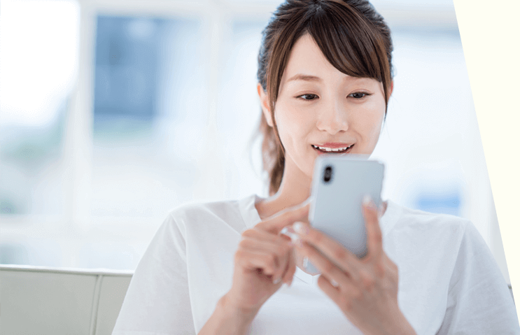 スマートフォンを触る女性